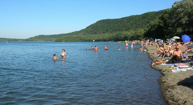 Lago di Vico, divieto di balneazione a Ronciglione e Caprarola. I sindaci: «Ma sono solo alghe»