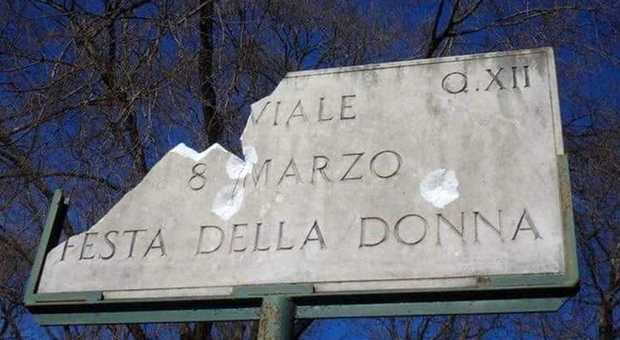 Villa Pamphilj, rotta la targa per la Festa della Donna, Raggi: «Gesto vergognoso»