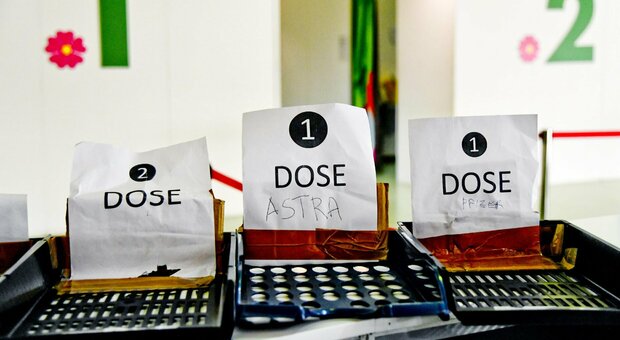 «Pfizer: in Campania seconda dose entro 30 giorni», cambia ancora il piano vaccinale