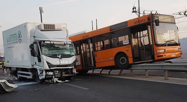 Camion tampona l'autobus: 24 passeggeri feriti