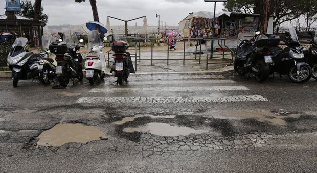 Roma, buche stradali: a Bravetta i cittadini le segnalano con una X sull'asfalto