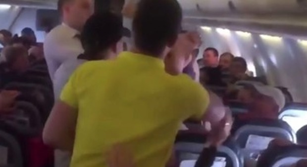 Passeggero ubriaco picchia compagna di viaggio: caos su un aereo Video