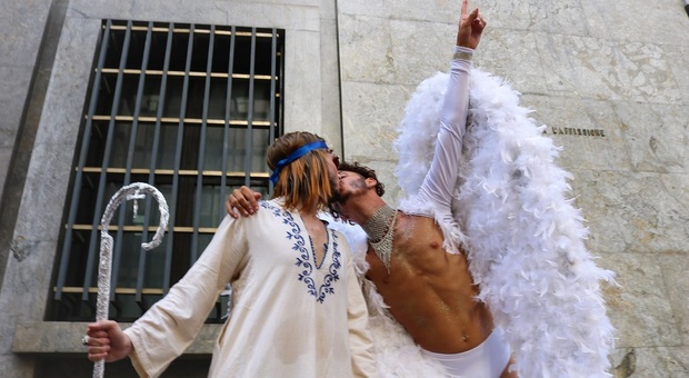 Napoli, all'asta le ali dell'angelo del Gesù gay: «Beneficenza per le vittime dei preti pedofili»