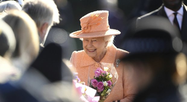 Elisabetta, pronto il piano di fuga per la regina in caso di divorzio "hard" dall'Ue