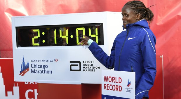 Maratona, cade anche un muro femminile: a Chicago la Kosgei corre in 2h14'04"