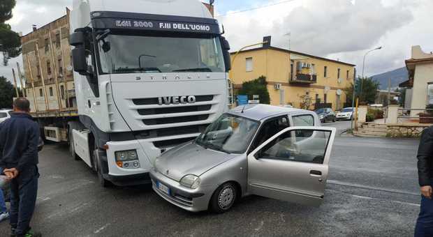 Incidente sull'Appia, tir contro auto: un ferito, problemi per la viabilità