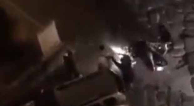 Napoli, rapina choc durante la festa per la Coppa: pistola puntata alla testa e motorino rubato