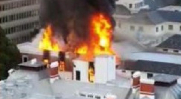 In fiamme la sede del Parlamento di Città del Capo: il centro della capitale invaso da fumo