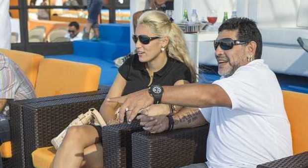 Maradona con la compagna Rocio Oliva (Olycom)