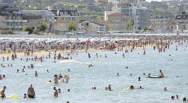 Civitanova, gli operatori delle spiagge contestano la proroga: «Concessioni balneari fuori dalla Bolkestein»