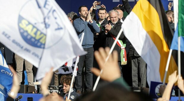 Una manifestazione della Lega con Salvini