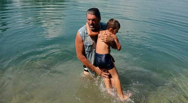 Giuseppe Magliulo riesce a portare a riva il bambino che stava annegando nel lago
