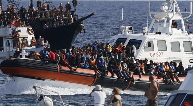 Migranti, la bozza del decreto: dalle espulsioni per gravi motivi di sicurezza alla Guardia costiera negli hotspot, il provvedimento