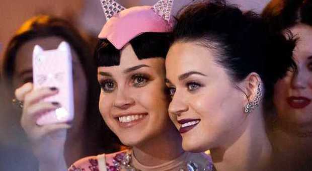 Katy Perry, bagno di folla a Los Angeles: la cantante incontra la sua sosia