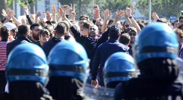 Derby Lazio-Roma, scontri fuori dallo stadio Olimpico