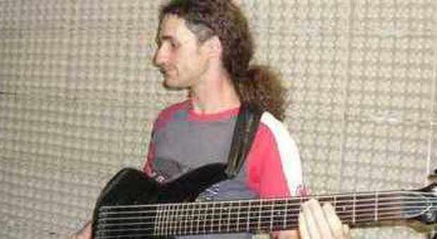 Massimo Trevisan mentre suona il basso