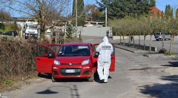 L'auto del presunto omicida ritrovata a Lariano (foto Luciano Sciurba)