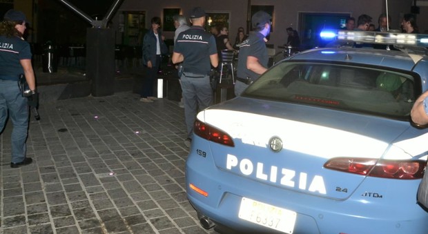 Roma, lanciava cocaina dalla finestra ai suoi clienti: pusher arrestato