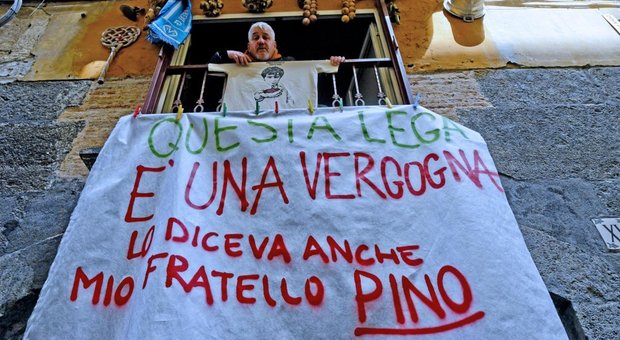 La protesta degli striscioni arriva anche a Napoli: decine di lenzuola aspettando Salvini