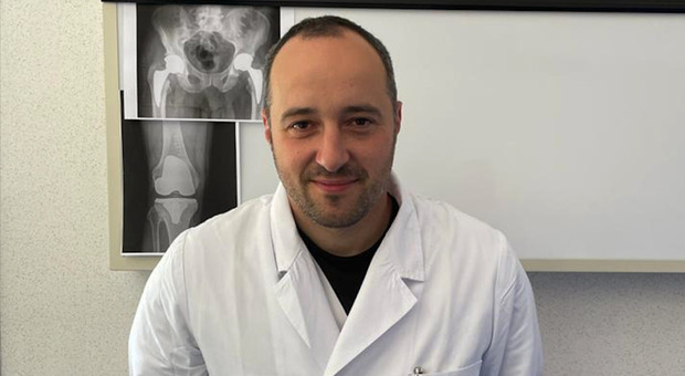 Il dottor Cesare Chemello, primario di ortopedia ad Asiago
