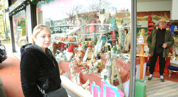 APERTO A NATALE E A PASQUA Elisabetta Nonis davanti alla vetrina del temporary shop di viale Isonzo
