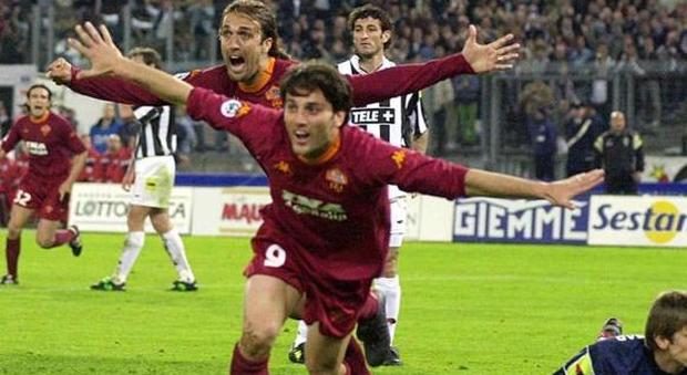 L'aeroplanino Montella esulta insieme a Batistuta dopo aver segnato contro la Juventus un gol decisivo nella corsa scudetto del 2001