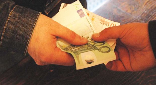 Prato, imprenditore arrestato per usura: chiede un appartamento alla vittima per debito di 10mila euro