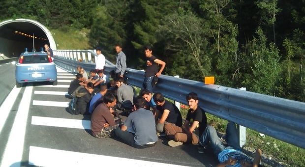 Profughi fermati in autostrada in Friuli