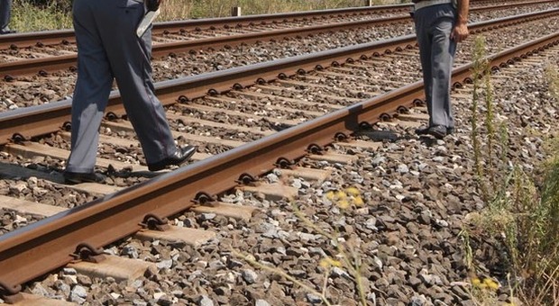 Trentenne incinta tenta il suicidio sui binari ferroviari: salvata da Polfer
