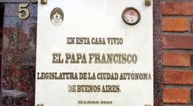 Papa Francesco, pacco sospetto davanti alla casa di Buenos Aires: scatta l'allarme bomba