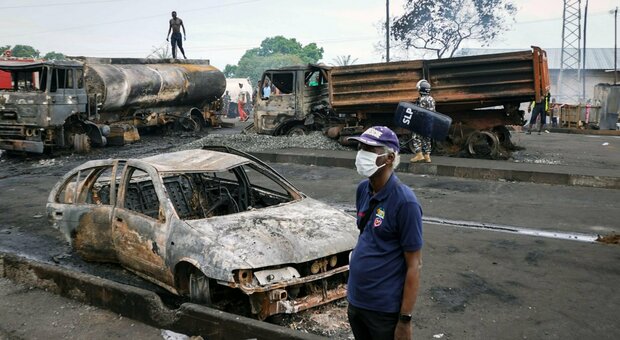 Sierra Leone, esplode un'autocisterna piena di carburante a Freetown: 108 morti