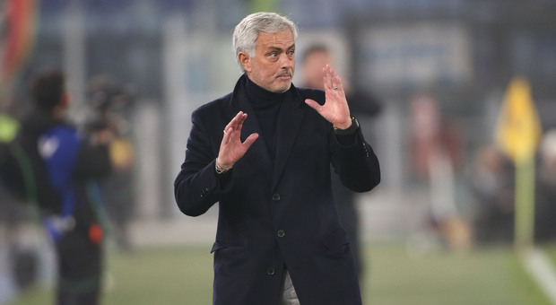 Mercato Roma, Mourinho traccia l’identikit del nuovo difensore: «Giovane e top». Ma Pinto non può accontentarlo