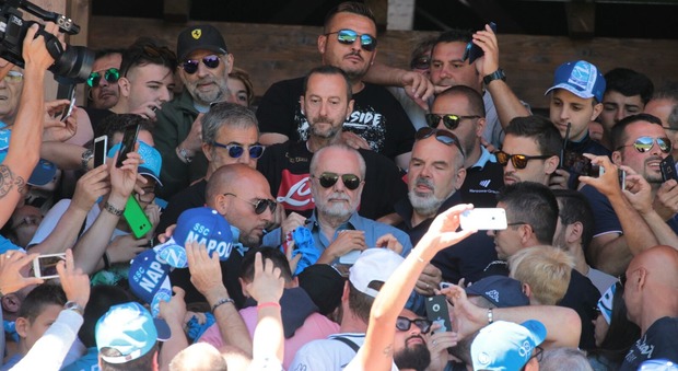 Bagno di folla per De Laurentiis «Meraviglioso stare tra i tifosi»