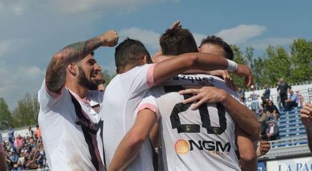Il Palermo torna in serie A, i rosa festeggiano doppio la vittoria contro il Novara