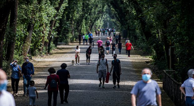 Fase 2 a Napoli, riapre il bosco di Capodimonte: un migliaio tra i viali