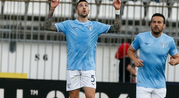 Lazio's Matías Vecino celebrates after scoring goal 1-2 during the Serie A soccer match between Monza and Lazio at the Stadio U-Power Stadium in Monza Brianza Sunday, May 04 , 2024. Sport - Soccer . (Alberto Mariani/LaPresse)