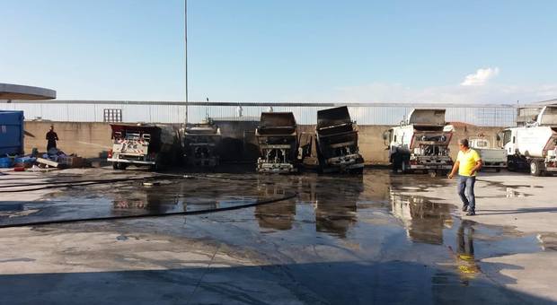 Raid della camorra: in fiamme gli automezzi della ditta del servizio rifiuti a Mugnano