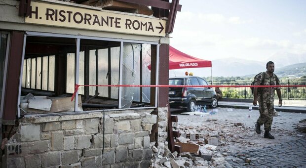 Hotel ristorante Roma dopo il sisma del 2016 (Archivio)