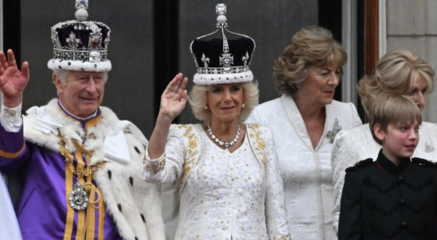 Regina Camilla, le dame d'eccezione “old” scelte per l'incoronazione: chi sono Annabel e Fiona (68 e 74 anni)