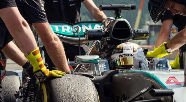 Lewis Hamilton copn la sua Mercedes a Spa