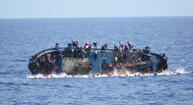 Migranti, barcone si ribalta con oltre 500 a bordo al largo della Libia: almeno 7 morti