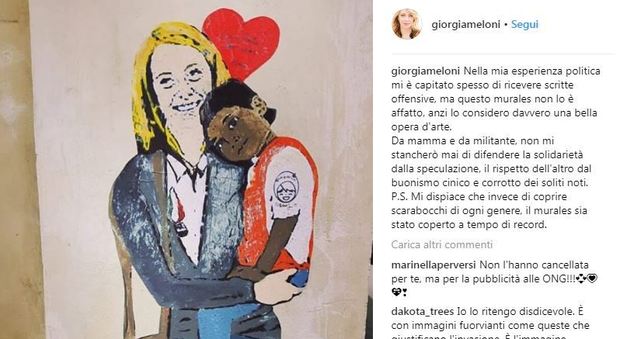 Roma, dopo il bacio Di Maio-Salvini il murale con la Meloni e un bimbo nero. Ma la leader FdI apprezza