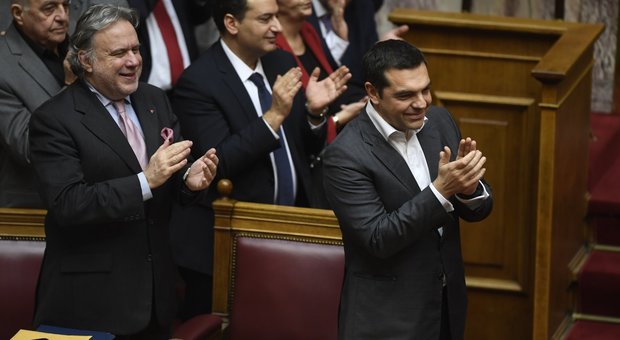 Il premier Alexis Tsipras (a destra) e il ministro degli Affari esteri George Katrougalos in Parlamento dopo il voto