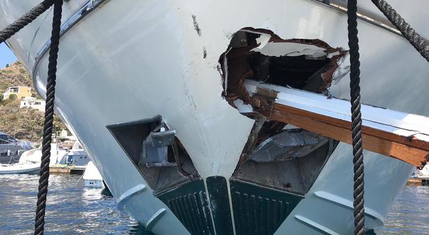 Paura alle Eolie, traghetto con 350 persone si scontra con lo yacht: feriti