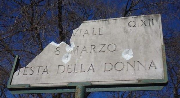 Roma, vandali distruggono la targa Festa della Donna in Viale 8 Marzo. Raggi: «Gesto vergognoso»