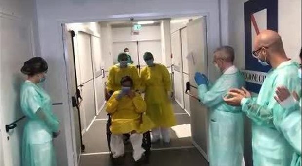 Coronavirus a Napoli, dimesso il primo malato dal Covid center dell'ospedale del mare