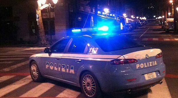 Incidente a Caserta, auto della polizia insegue banditi e finisce contro il muro