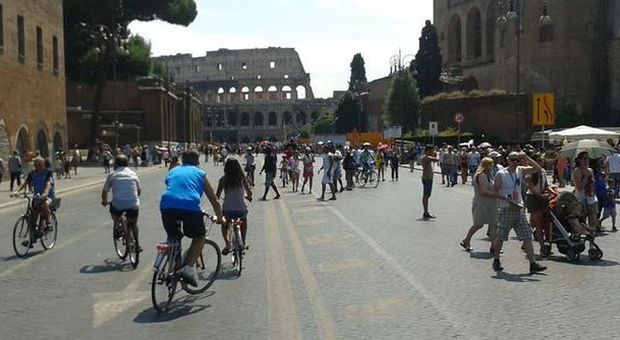 Fori imperiali, tram di vetro e "cancello di luce" al Colosseo: ecco il progetto di Marino
