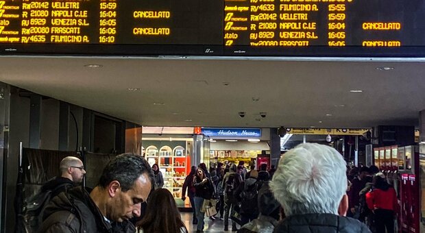 Treni fermi e ritardi: come andare da Nord a Sud (e viceversa) dopo il deragliamento del treno merci a Firenze