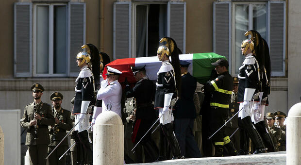 Addio al presidente Giorgio Napolitano, la cerimonia a Montecitorio. Letta: «Da lui buone battaglie»